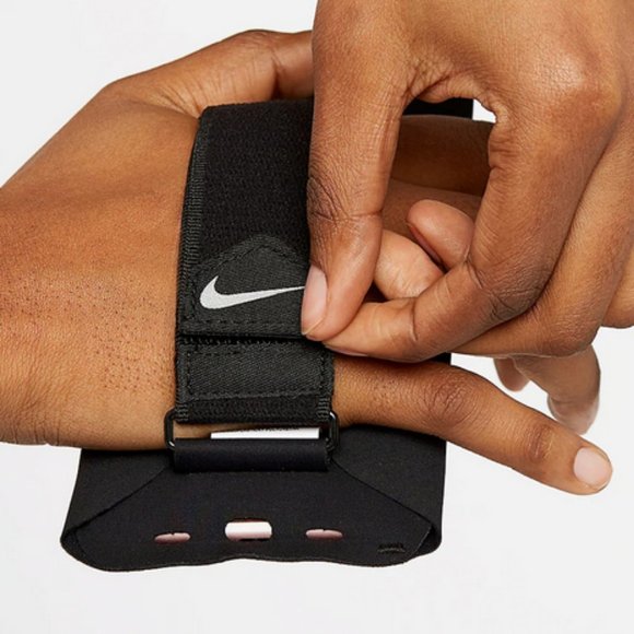 Nike Accessories - NIKE Running Handheld iPhone 6/6s/7 Case